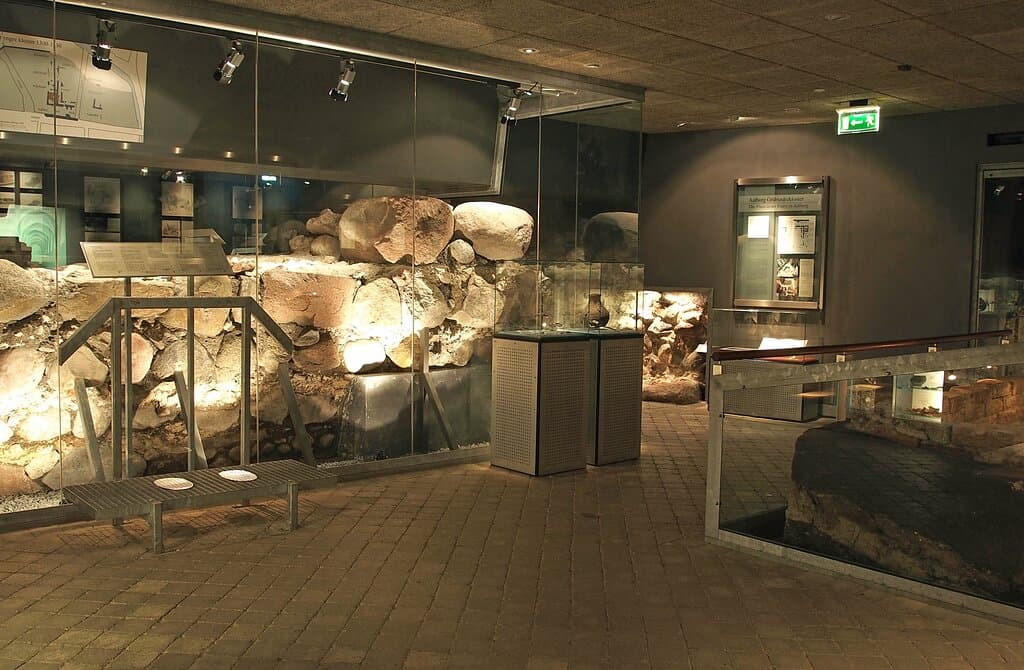 Den lidt mørke belysning passer godt til Middelalder udstillingen