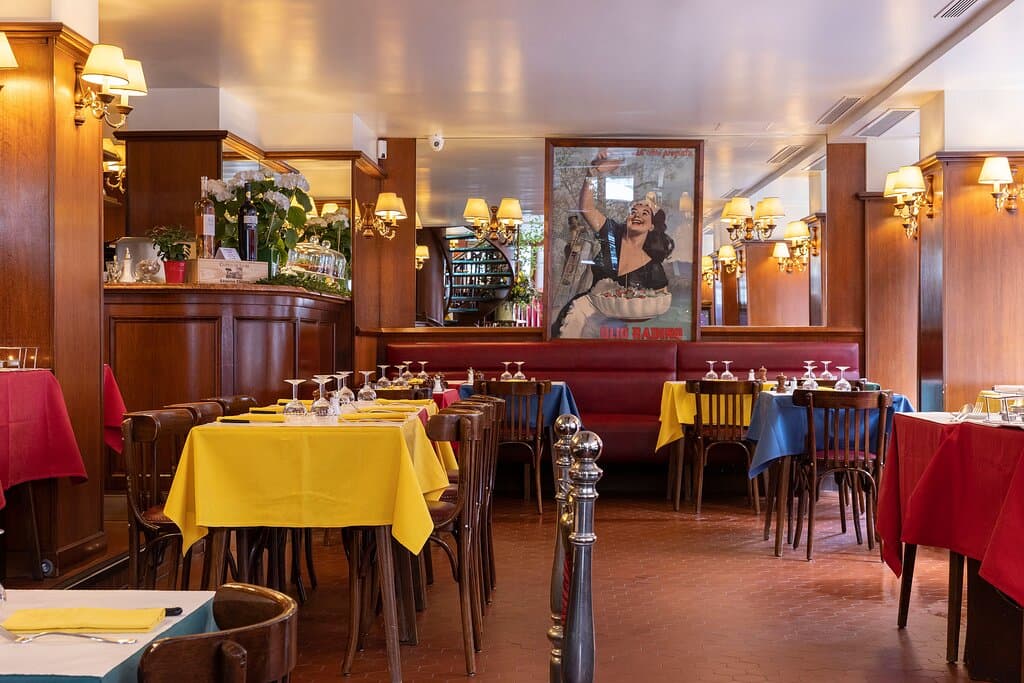 Nos tables recouvertes de nappes rouges, jaunes, bleues ou vertes.