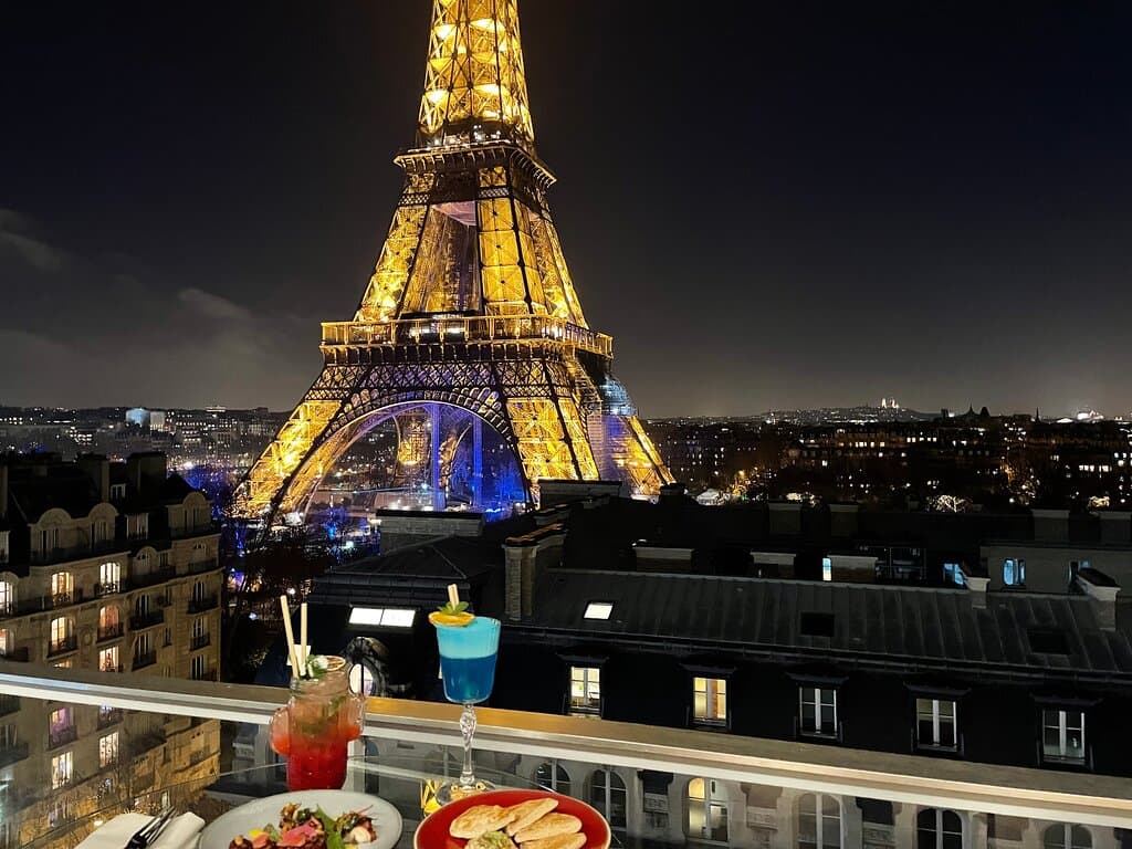 Cocktails et tapas devant la Tour Eiffel !
