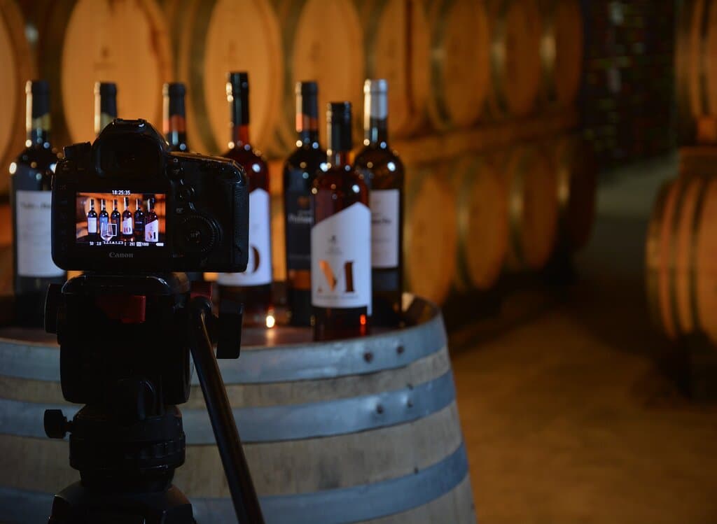 Cave onde estagiam os vinhos tintos e moscatéis. Onde decorrem as provas de vinhos e eventos.