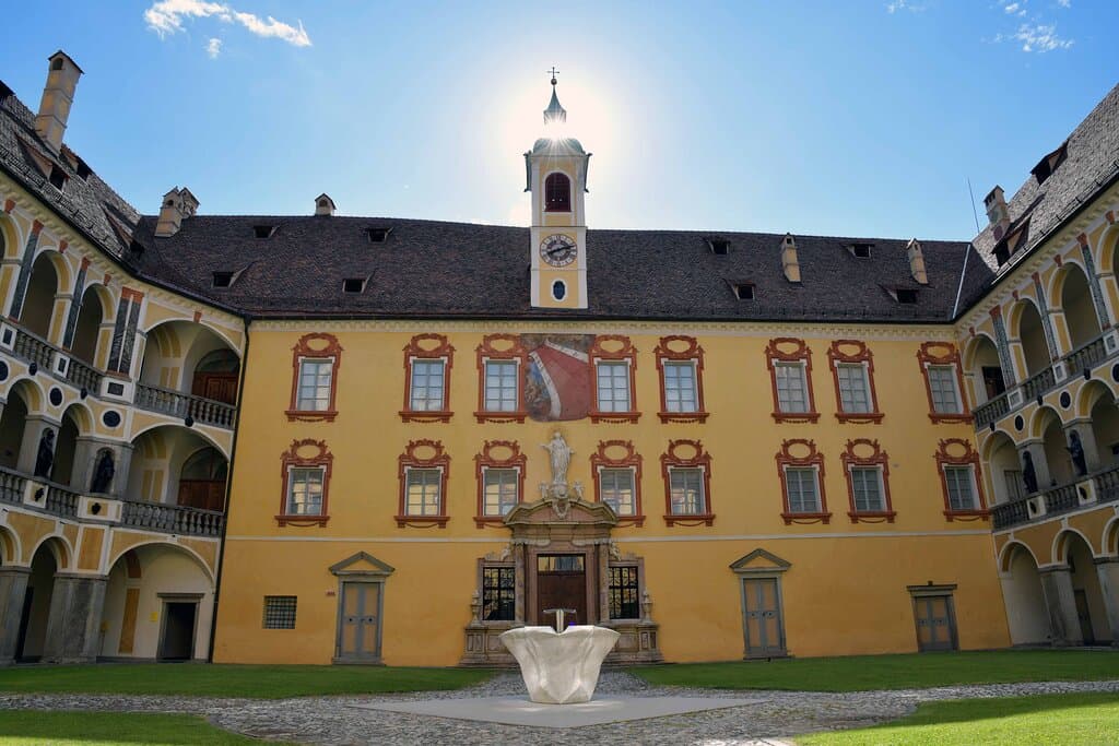 Innenhof | Cortile ionterno | Courtyard