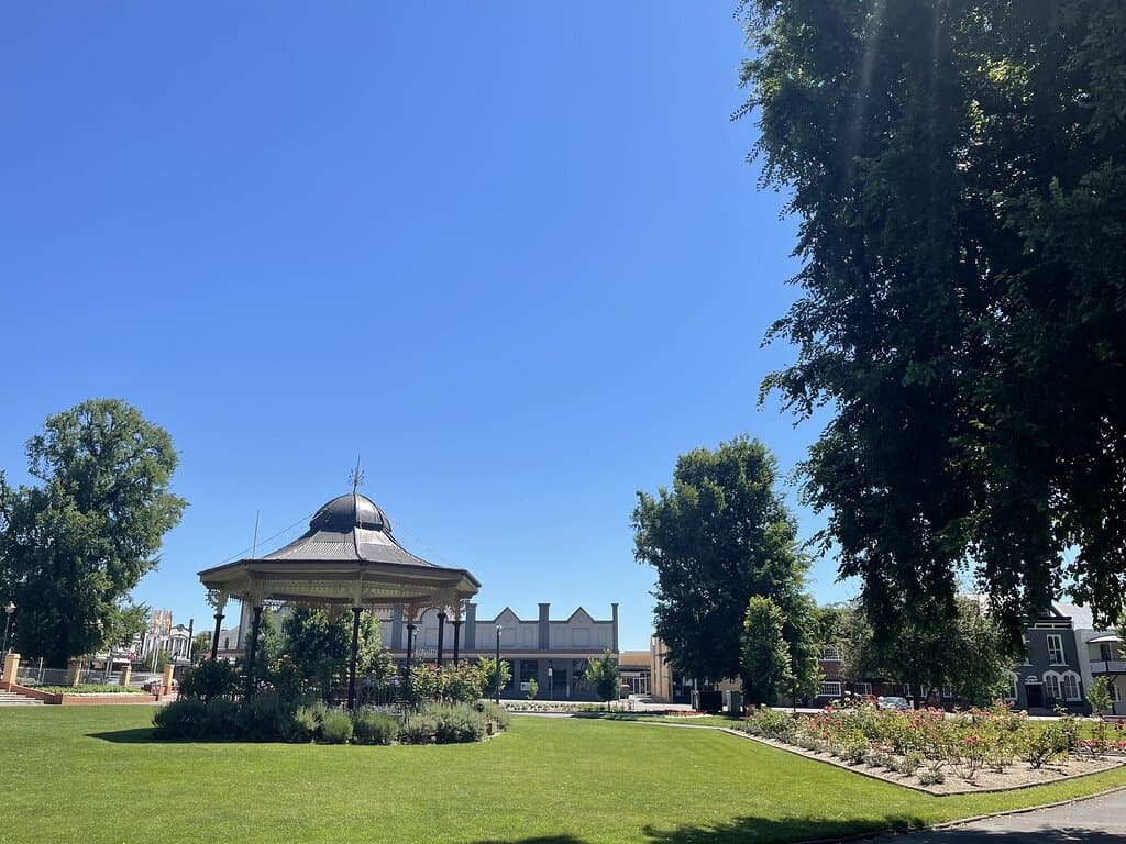 Indeed nice park!  picnic, read a book, dog walking, or just seat there, can spend a good arvo!