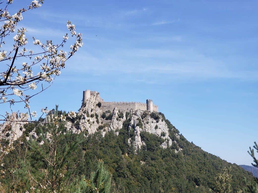 Vue sur la face Sud du château avec ses chicanes