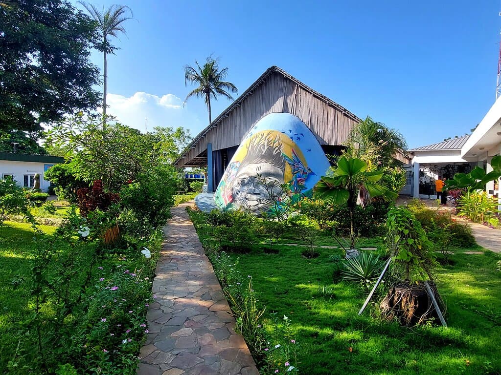 Centre culturel Français , jardin d'agrément et Salle polyvalente au fond //French cultural center, pleasure garden and multipurpose room at the bottom // 