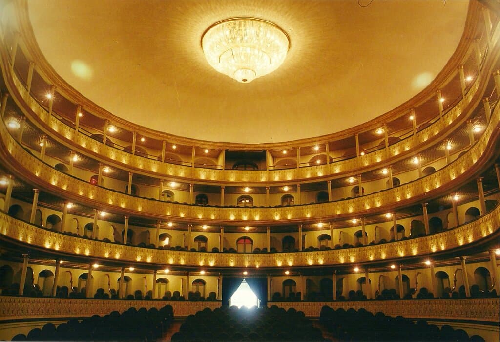 Platea, palcos y lámpara principal, esta última es importada de la República Checa y está hecha con cristales de bohemia, mide 4m de diámetro y pesa más de 600Kg.