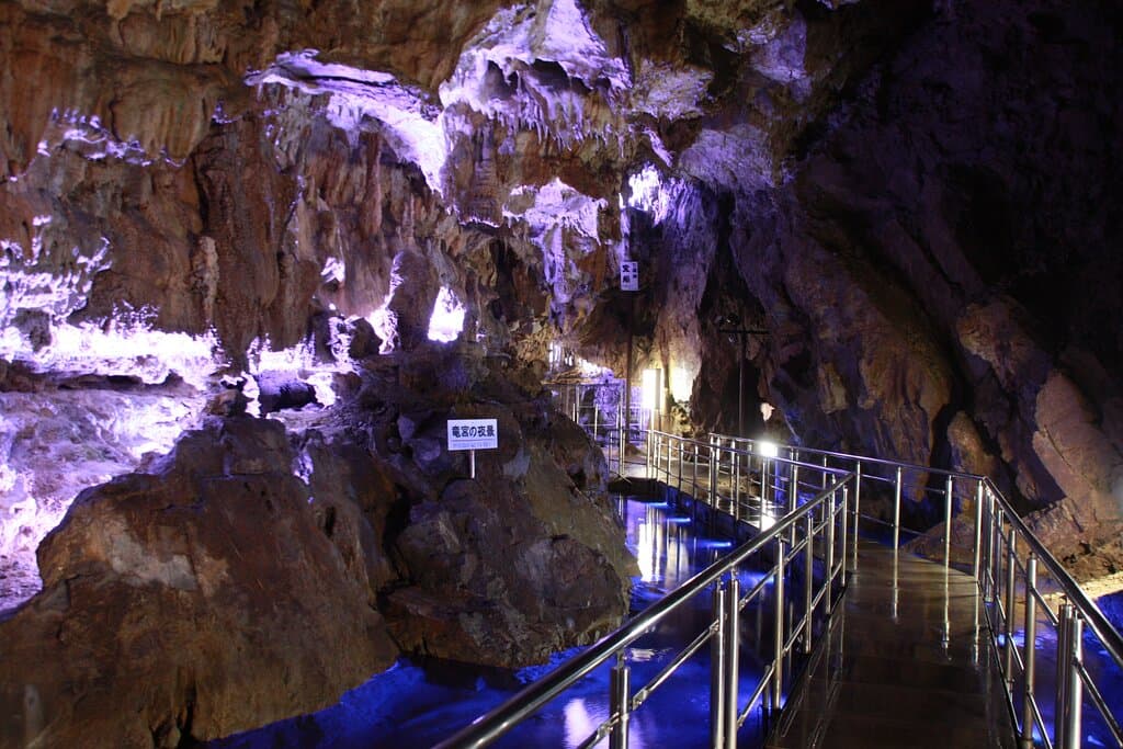 【竜宮の夜景】
入場してすぐの、飛騨大鍾乳洞の序章。青く照らされた地下水の上に広がる蒼白の鍾乳石は最も神秘的な世界を演出しています。