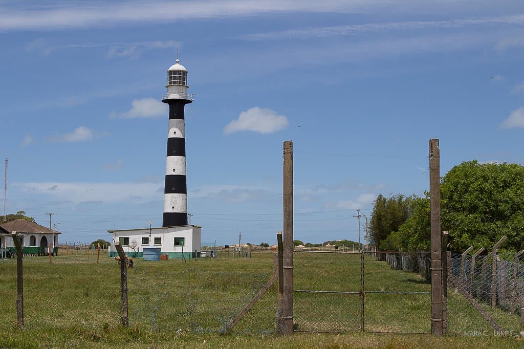 O máximo que se consegue chegar próximo ao farol. 