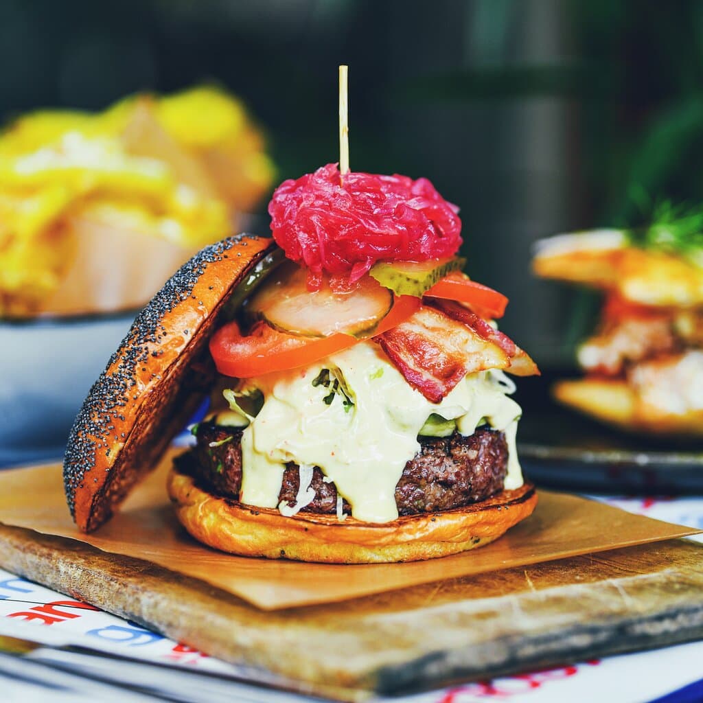 Fermata burger, the classic!

190g beef patty, lettuce, tomato, pickles, pickled onion, home sauce