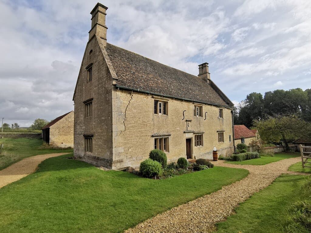 Visited on Friday 22nd October 2021, On the tour we were guided around the house and garden by an exceptional guide who painted a picture of the life and times of the period and how Sir Issac Newton fitted into it. The home had artefacts that were frankly priceless.  We returned to the tea room and enjoyed the information around the site and for younger visitors, the external barn had experiments relating to "Newtons Laws". The small gift shop had lovely items and we left the site very happy.