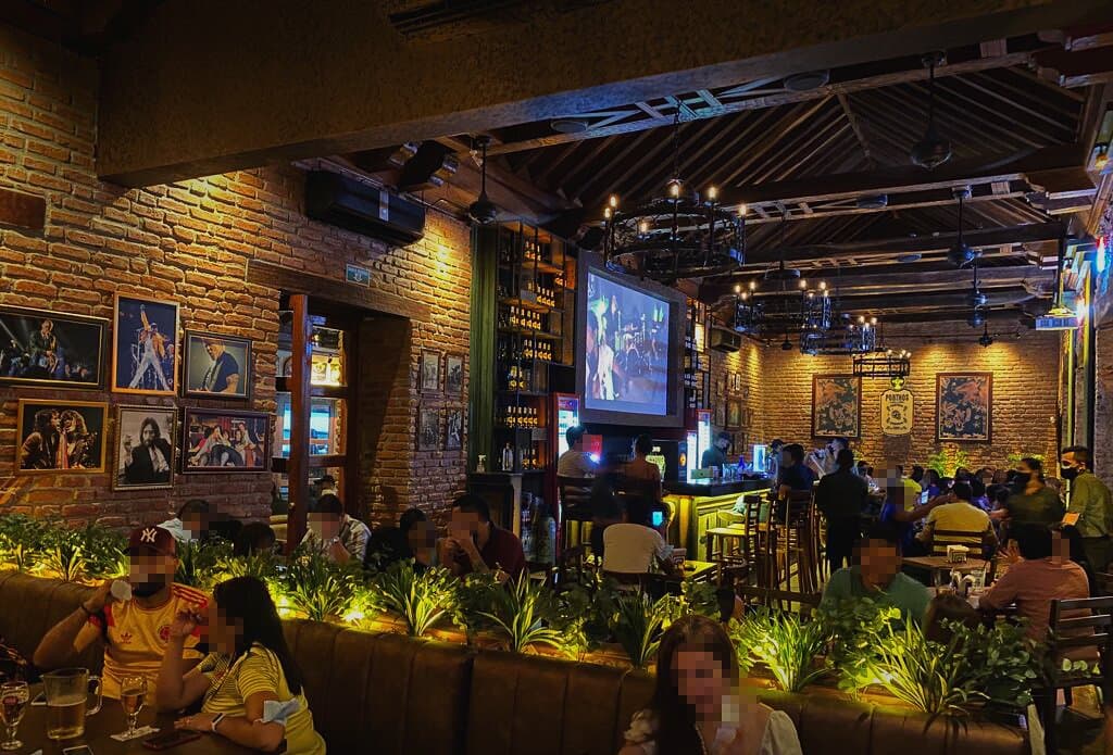 Porthos Steakhouse & Pub Cartagena pasillo