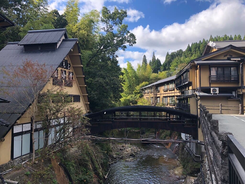 統一感のある温泉街ですね