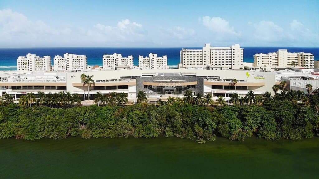 Blvd. Kukulcan km 13 en el corazón de la Zona Hotelera.