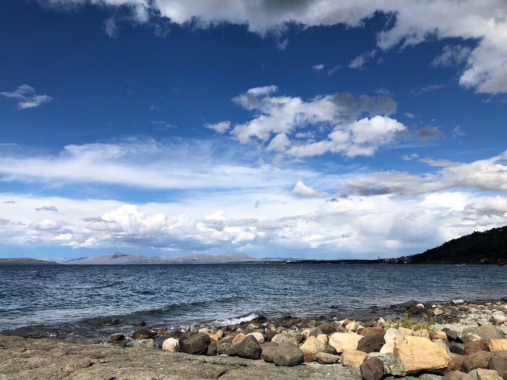 Vista desde la playa rocosa.