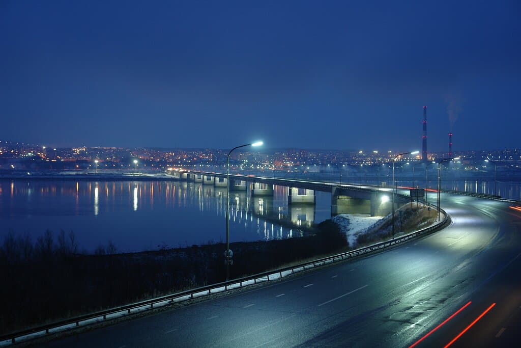 В целом обычный мост. Но в ночное время смотрится довольно красиво