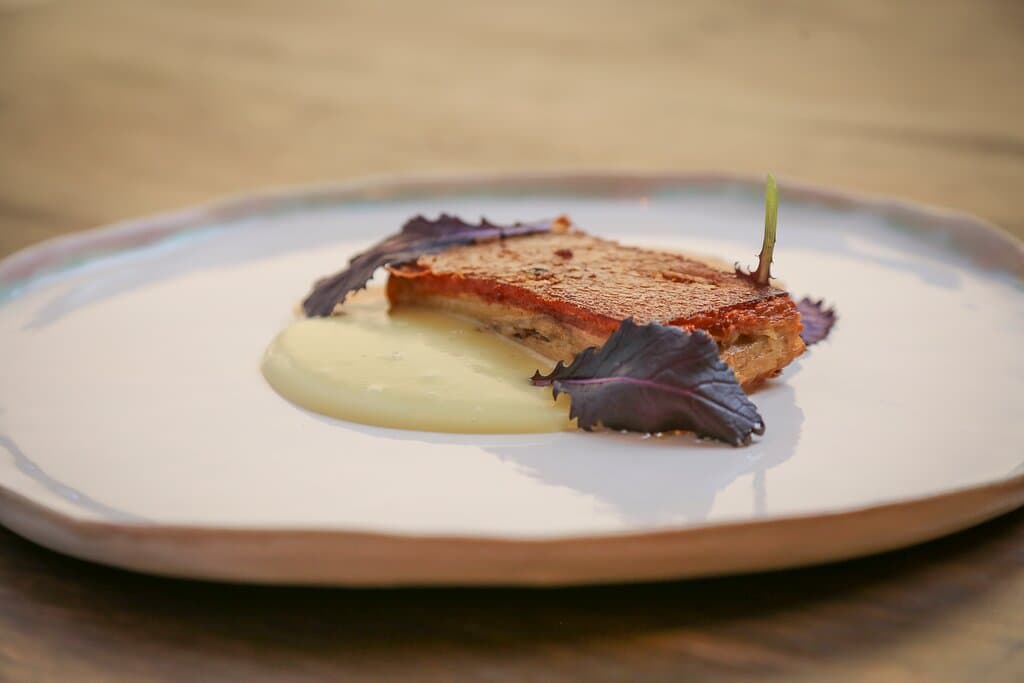 Cochinillo confitado a la parmentier