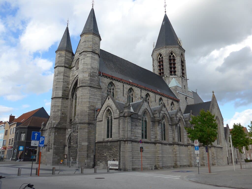 Deinze. When visiting the Museum of Deinze and the Leie Region don't miss the opportunity to have a look at the gothic Church of Our Lady on the banks of the River Lys 