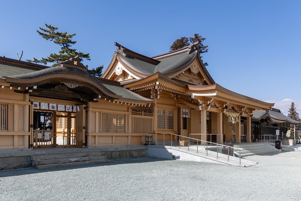 阿蘇神社の社殿群は、天保6年（1835）から嘉永3年（1850）にかけて、熊本藩の寄進によって再建されたもので、神殿や楼門などの6棟は国重要文化財に指定されています。中でも楼門は九州最大の規模を誇り、「日本三大楼門」の一つともいわれます。平成28年熊本地震により楼門が倒壊し、また拝殿が倒壊するなど、重文以外の社殿についても甚大な被害を受けました。ただいま復旧工事を進めています。拝殿・翼廊は令和3年8月に再建工事が完了し、新しい拝殿を見ること出来ます。