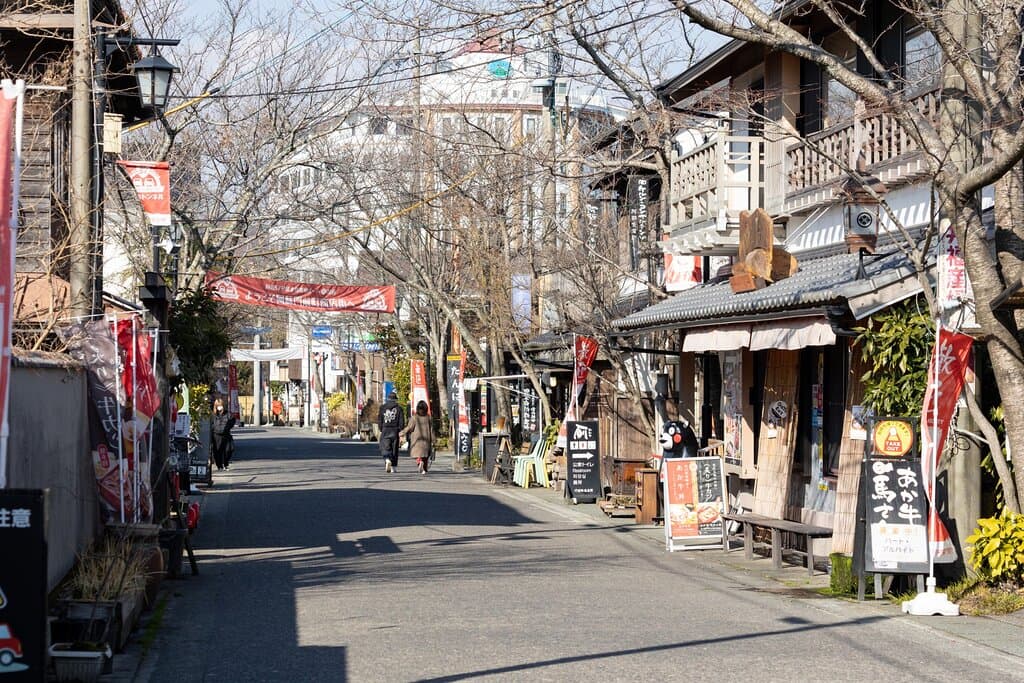 水基とは水飲み場のことで、一の宮門前商店街にはこの「水基」と呼ばれる湧き水があり、水は美味芳醇な神様の泉として珍重され不老長寿の水として崇められています。一の宮の人々は常日頃からこの神の水の恩恵感謝の心を忘れずに水とともに暮らしてきましたが、この美しい水をもっと多くの人に飲んでもらいたいという思いから十数年前から木や石造りの水基を十四箇所設置し、道往く人々にふるまっています。