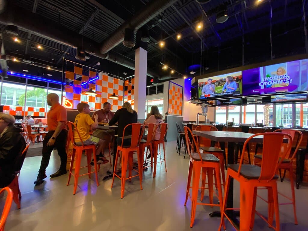 We came for a late lunch around 1:30 and it was still really crowded ... this picture was later when we were waiting got the check and the lunch crowd had cleared out some..