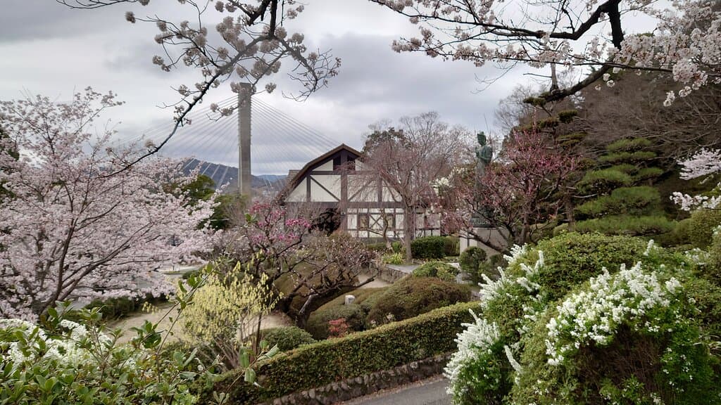 2022年3月　五月山公園　料金所下の公園　慈母観音菩薩と五月山公園総合案内所・売店が見える