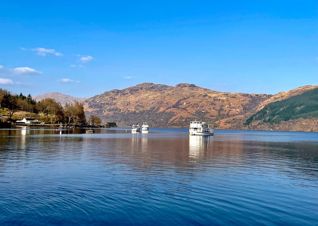 🎶 The bonny bonny boats of Loch Lomond 🎶