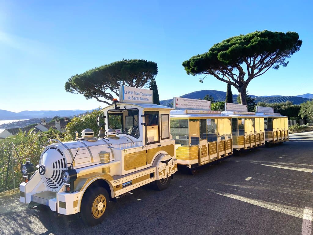 Le Petit Train de Sainte-Maxime sur les hauteurs de la ville, avec une vue imprenable sur le Golfe de Saint-Tropez