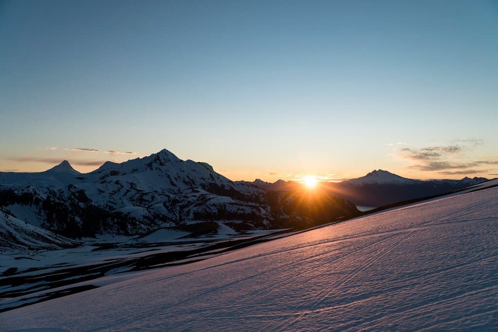 Amanecer en el Volcán Osorno, caminando por la nieve en su ladera Norte. Una vista espectacular al Cerro la Picada, Volcán Puntiagudo y Volcán Tronador. Trekking Paso Desolación, Parque Vicente Perez Rosales