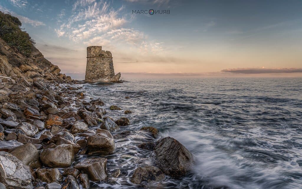 Che dire stupenda , grazie al cielo al momento raggiungibile con qualche difficolta mo non impossibile ,percio visitabile da pochi e in automatico non rovinata o sporcata Con la prossima ciclabile che passera a pochi metri si spera resti cosi . La razza umana quando vuole rovina tutto