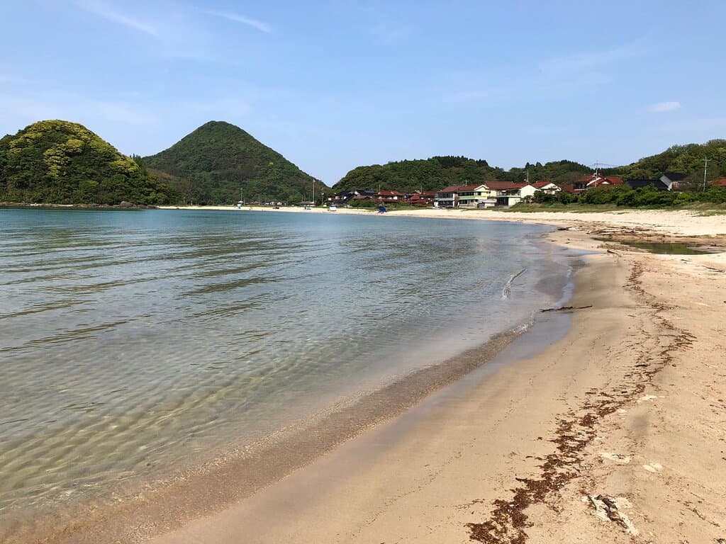 Uma praia tranquila, sem bagunça excelente para um happy hour a beira mas 🤗