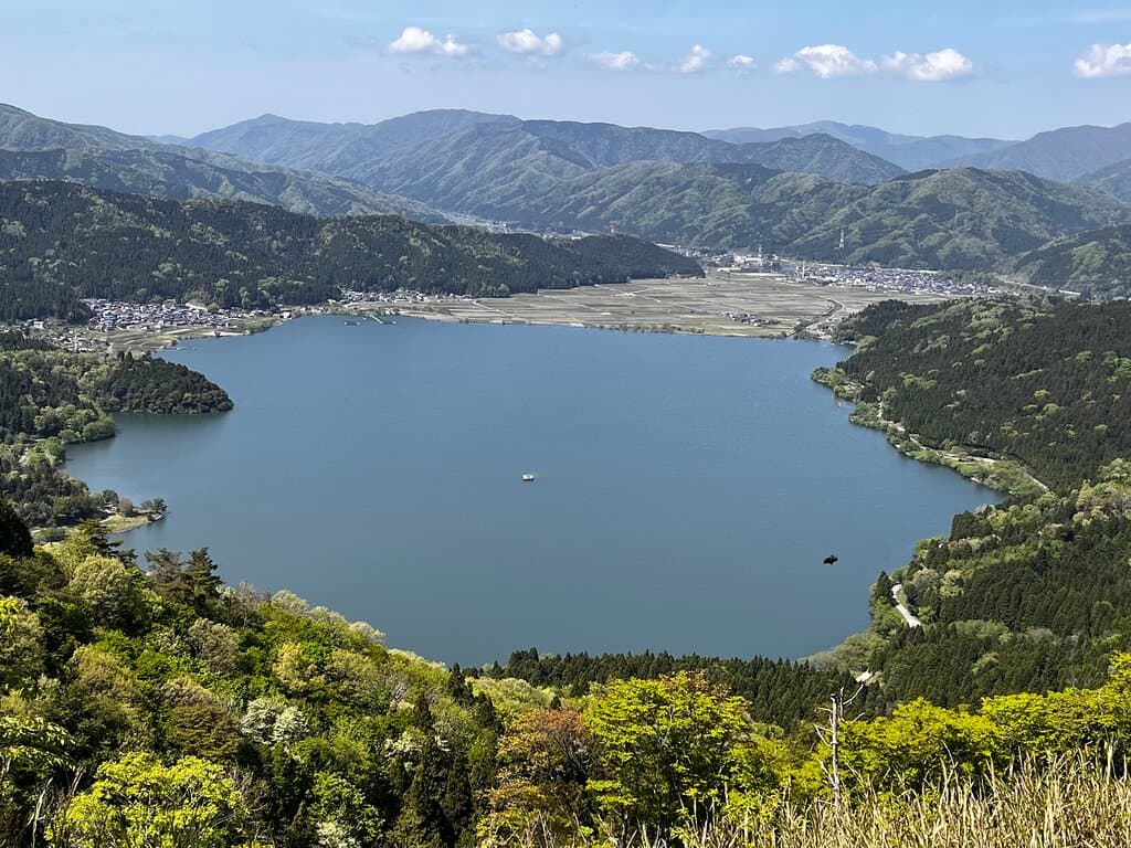 Lake Yogo from the top of Shizugatake Mountain