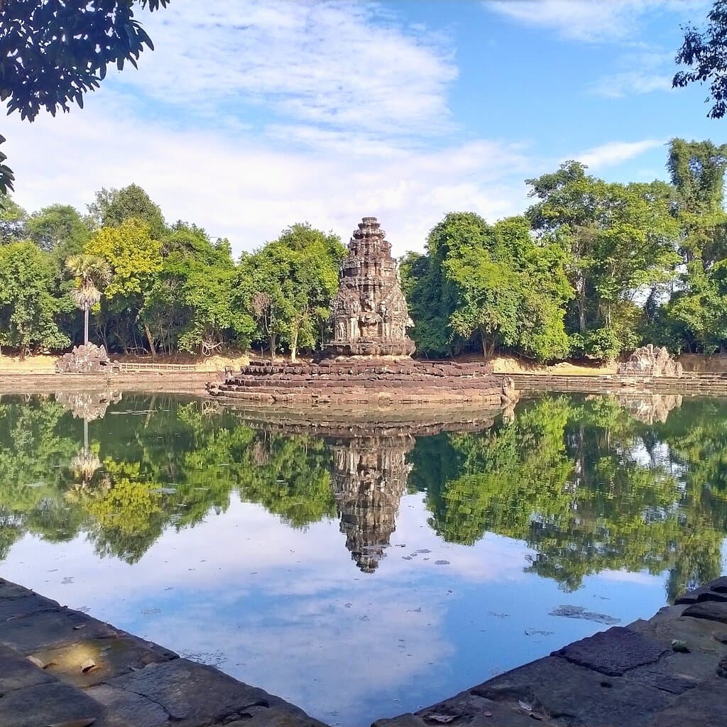Neak Pean temple is located on an artificial island of the ancient water reservoir of King Jayavarman VII. It's built in his reign for Buddhism in the late 12th century. Please feel free to contact me for tour via:  Email: sarounseanteacher@gmail.com Telegram: https://t.me/sarounsean WhatsApp: https://wa.link/80rjtc  #កម្ពុជា #អង្គរវត្ត #រមណីយដ្ឋានអង្គរ #សៀមរាបសូមស្វាគមន៍ #ប្រាសាទ #បេតិភណ្ឌពិភពលោក #ក្រុមការងារសហគមន៍ #APSARA #apsaranationalauthority #sigthseeningtours #siemreaptours #localtourgui