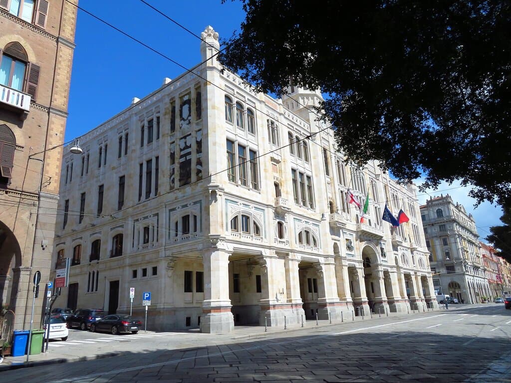 Il palazzo civico, nel settore occidentale di via Roma