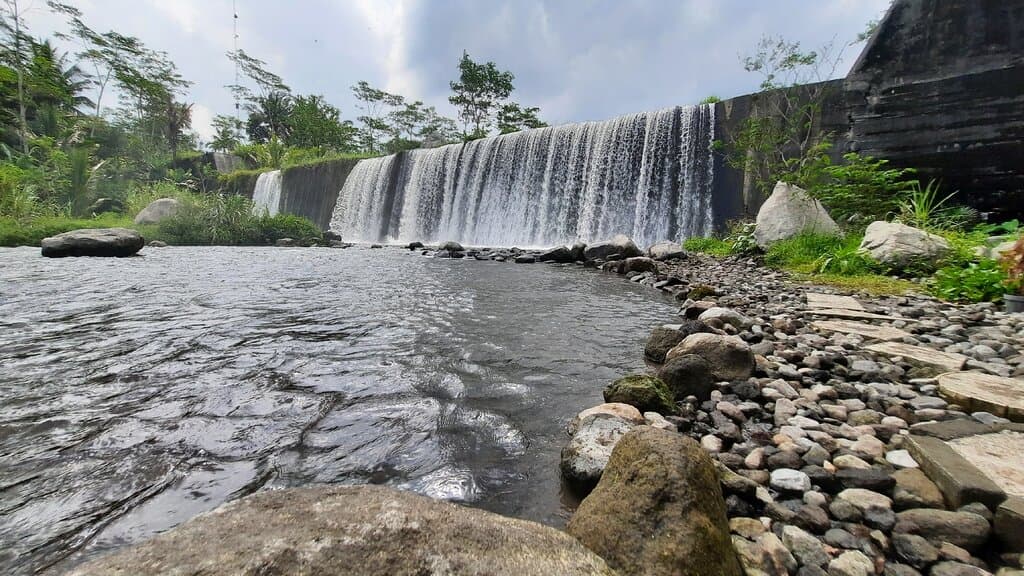Air terjun buatan, ada 6 tingkat, berasal dari aluran sungai krasak yang berhulu di gunung merapi