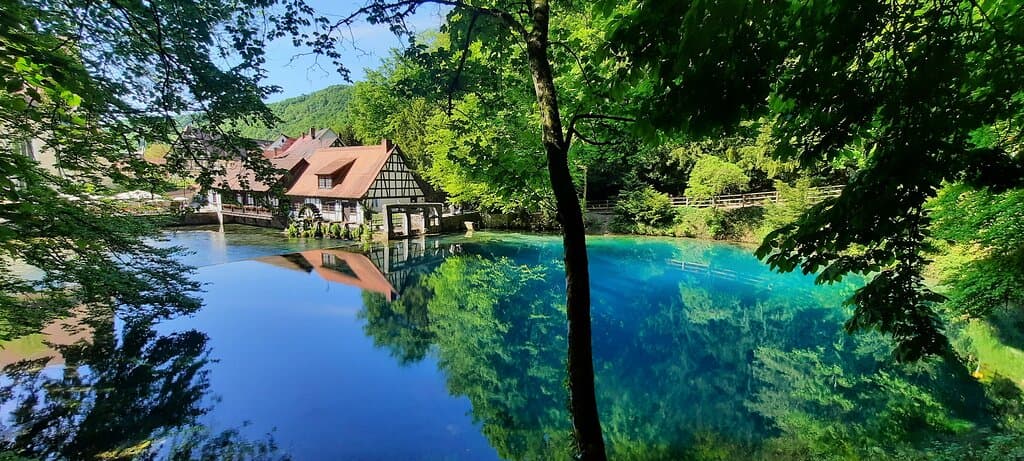 mit Blick auf die historischer Hammerschmiede