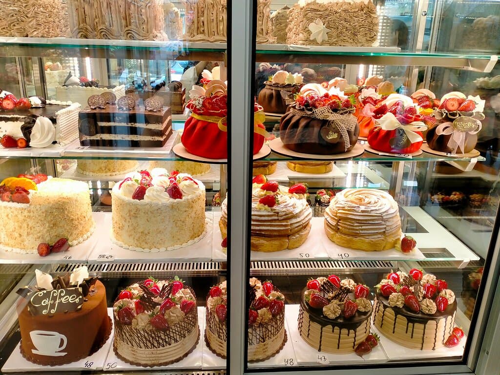 Витрины в Dona cafe