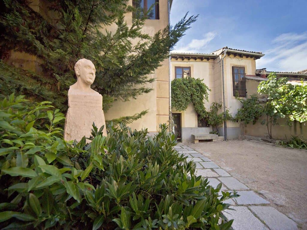 entrada al patio y busto de Emiliano Barral