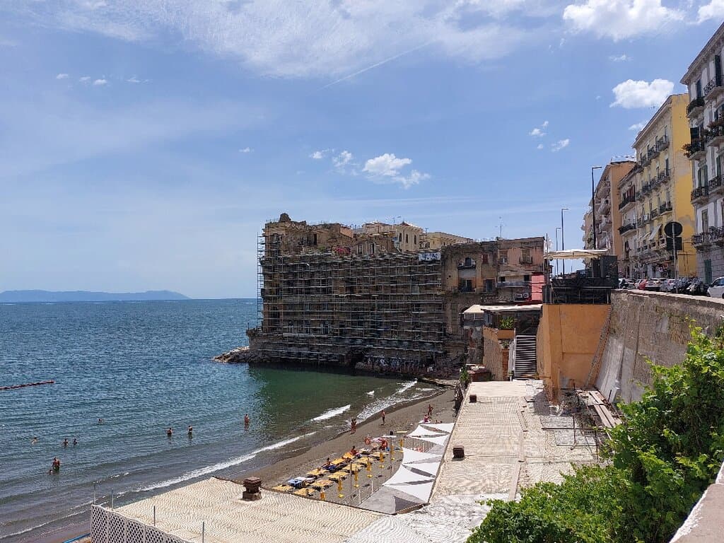 Palazzo Donn'Anna, Mergellina e vista Vesuvio