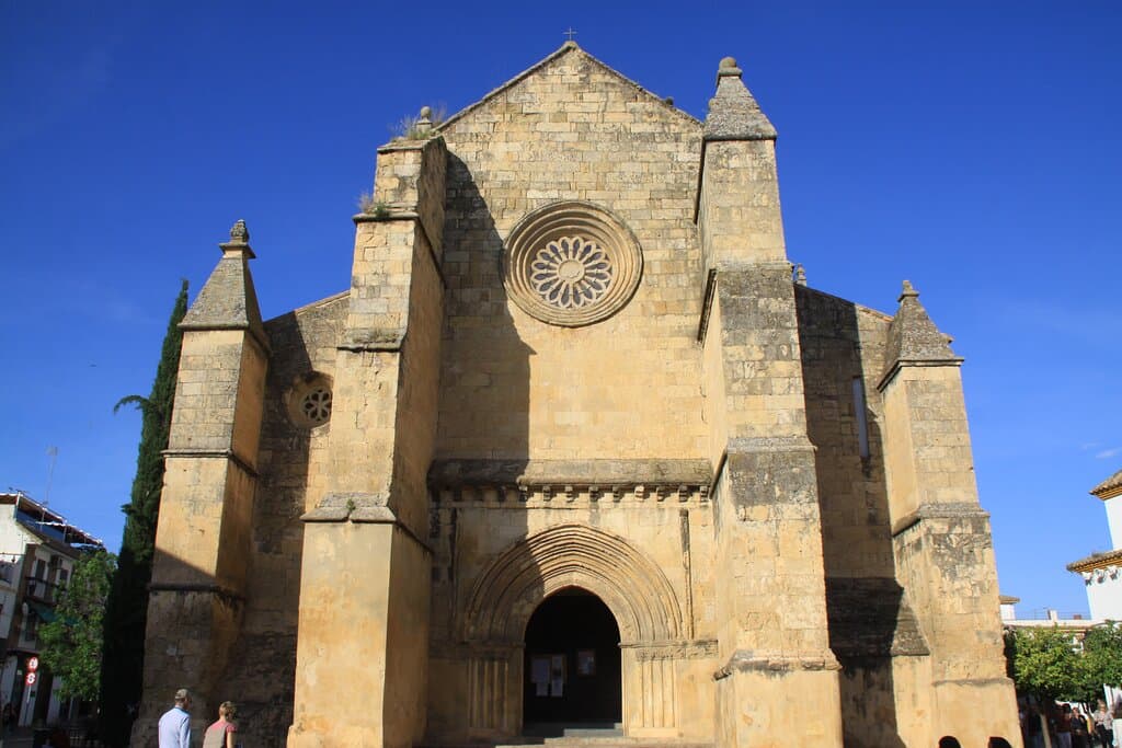 Bonita iglesia, una de las viditas que tienes que hacer mientras visitas los patios con flores.