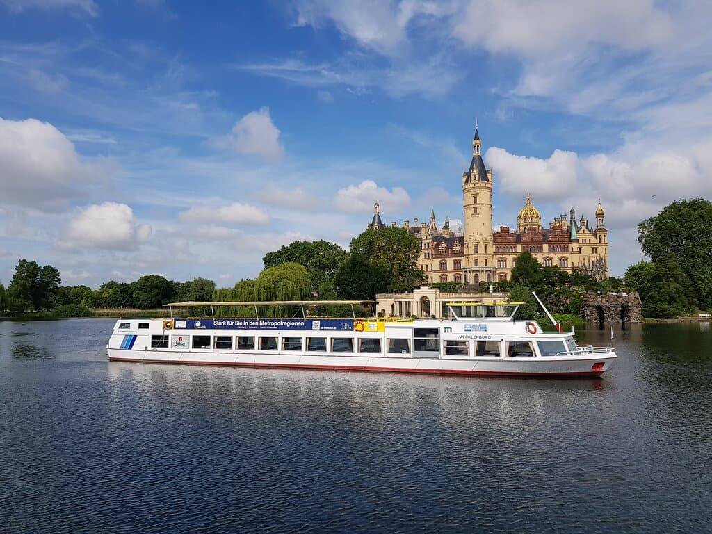 Seenfahrten | April - Dezember | Direkt ab Schweriner Schloss