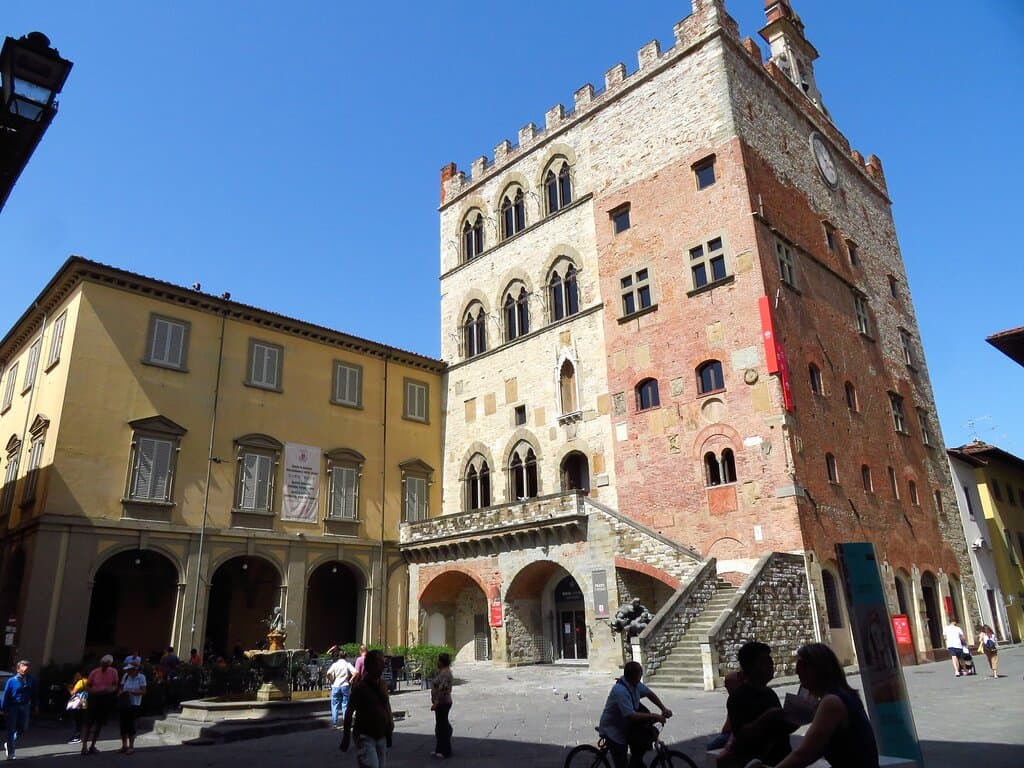 Scorcio della piazza (a sx si nota la fontana del Bacchino)