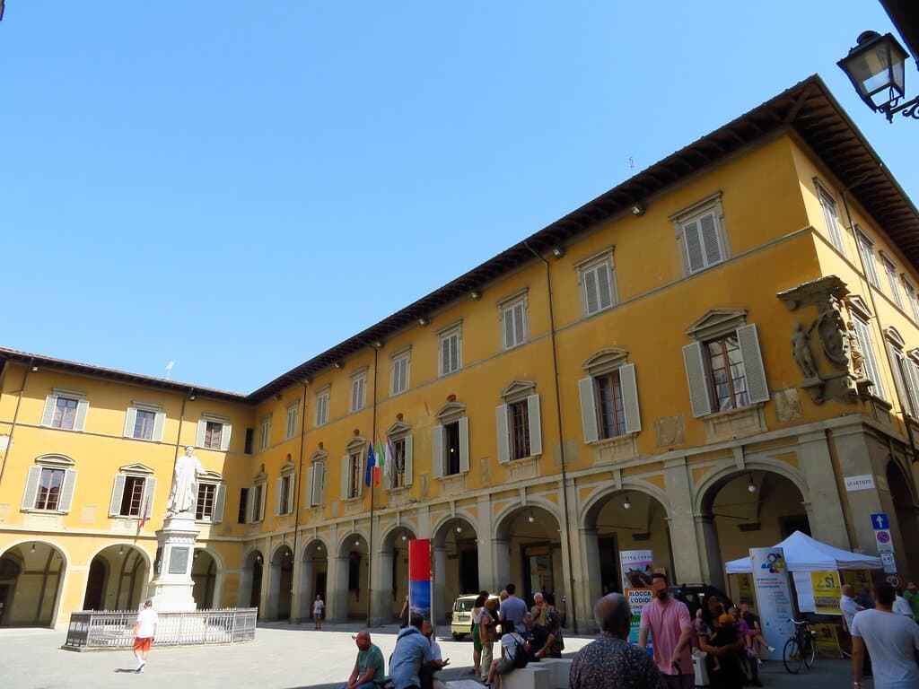 I lati del palazzo che affacciano su piazza del Comune