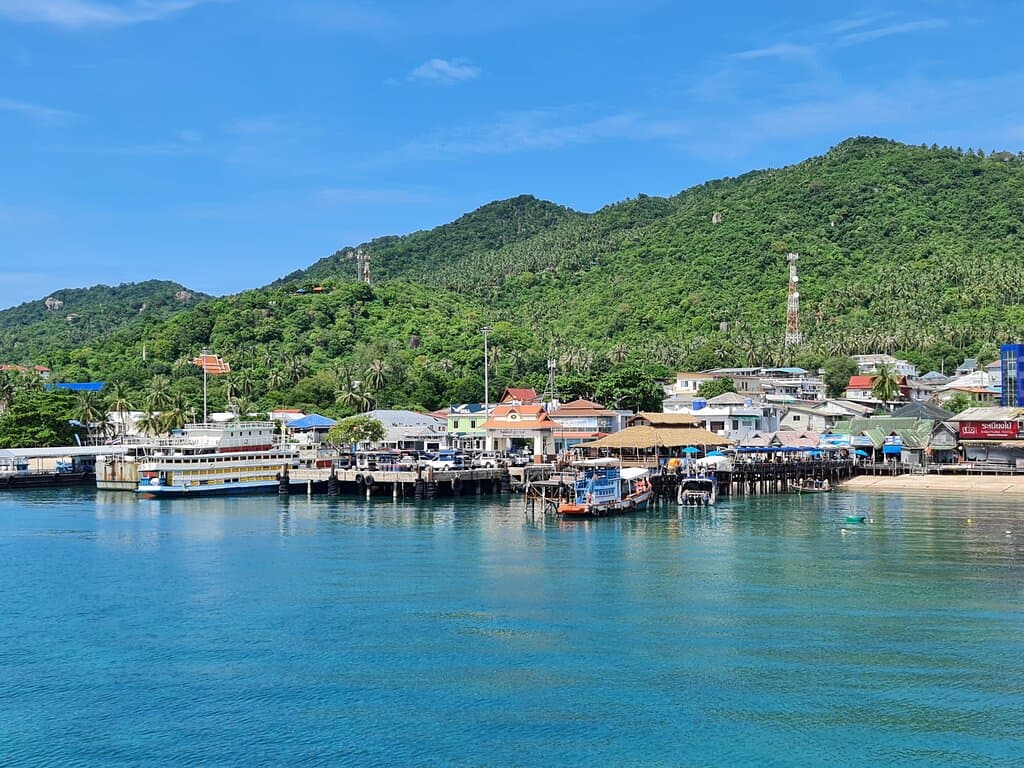 อ่าวแม่หาด นับว่าเป็นจุดศูนย์กลางความเจริญเนื่องด้วยเป็นจุดจอดเทียบเรือแห่งเดียวของเกาะ เพราะเรือที่เดินทางมาจากทุกที่จะต้องมาจอดที่นี่ บริเวณนี้จึงคราคร่ำไปด้วยเรือขนส่งผู้โดยสารน้อย,ใหญ่ และเรือขนส่งสินค้า สำหรับท่านที่อยากเช่ารถมอเตอร์ไซด์ขับขี่ไปยังสถานที่เที่ยวต่างๆภายในเกาะก็ต้องมาหาเช่าได้จากที่อ่าวแห่งนี้เป็นหลัก จะมีร้านให้เช่าเยอะ สอบถามราคาและเงื่อนไขต่างๆของแต่ละร้านก่อนตัดสินใจ นอกจากนี้ยังเป็นแหล่งชุมชน, ร้านค้า, ร้านอาหาร ,เป็นที่ตั้งของสถานที่ราชการ และที่พักรีสอร์ทต่างๆ ครับ