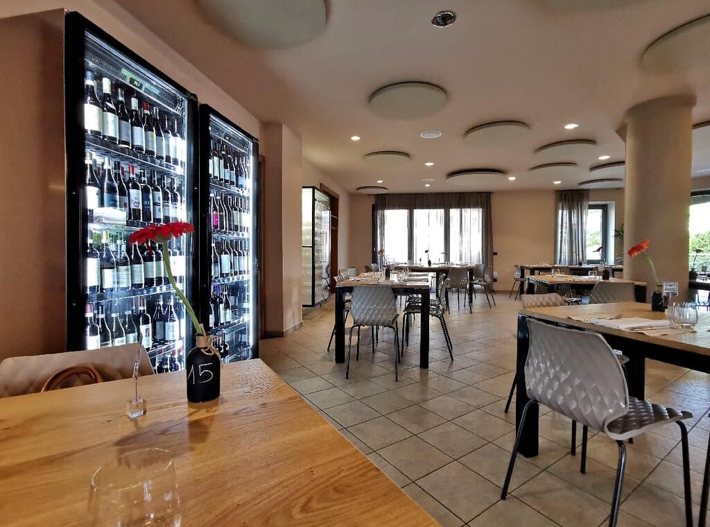 Kühles Ambiente und großes Weinangebot