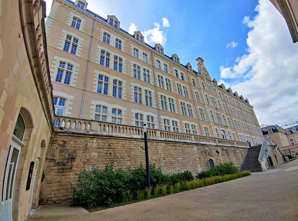 Une cité judiciaire pour pérenniser l'avenir d'un bâtiment du 19ème protégé par les M.H. Cette cité judiciaire est installée dans un Monument Historique,  l'ancien Lycée privé des Feuillants. Monastère au 17ème, de 1806 à 2010 il sera école puis lycée.