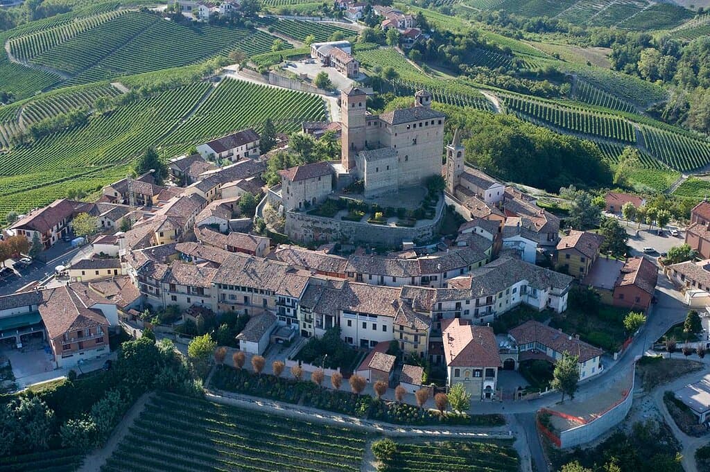 Un borgo dalla forma unica...un abbraccio di case al suo bellissimo castello!