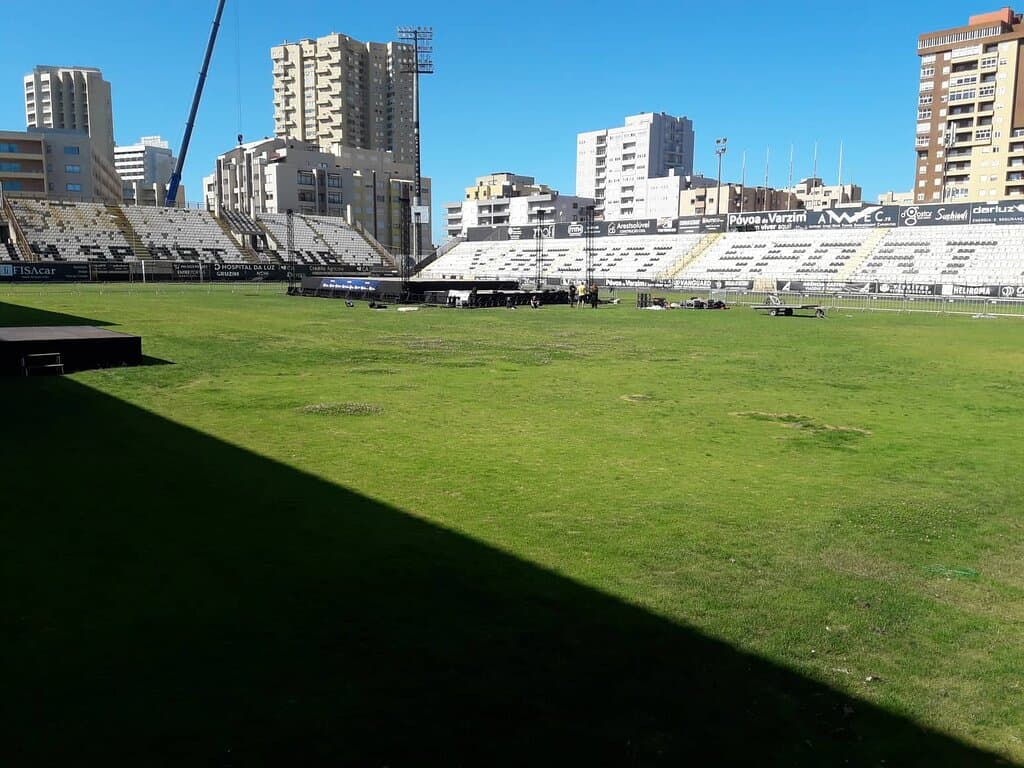 Relvado e bancadas.