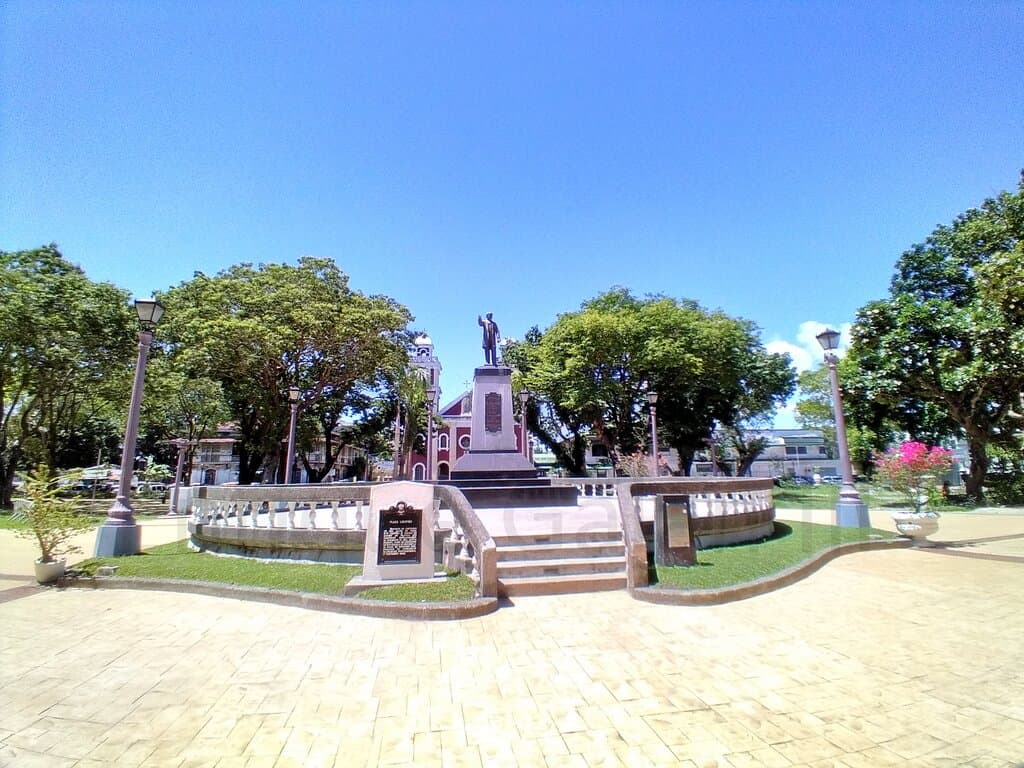 Plaza Alfonso XII by another name.