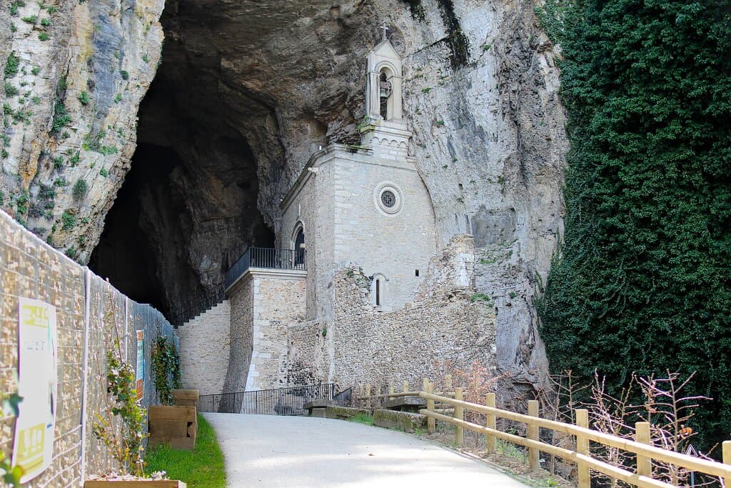 Le Porche d'entrée des Grottes de La Balme