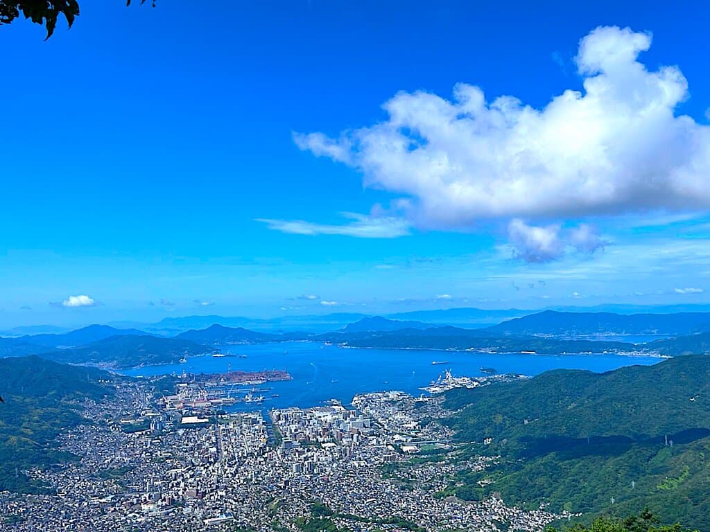 灰が峰山頂(写真は標高731.1m付近)からの景色です。