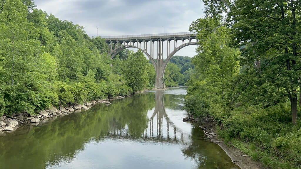 The barrel arch bridge over the river